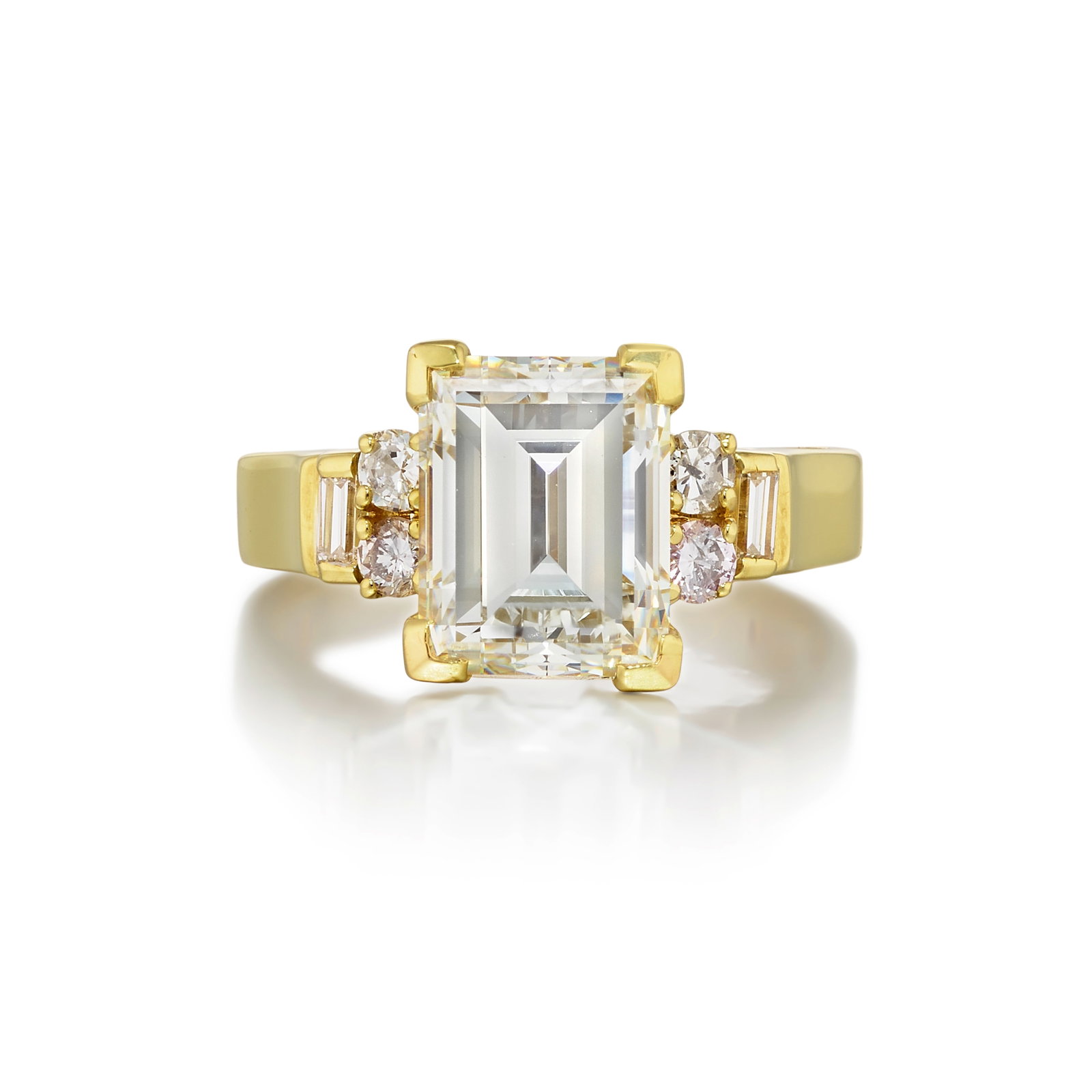 AN 18K GOLD AND DIAMOND RING (1 of 1)