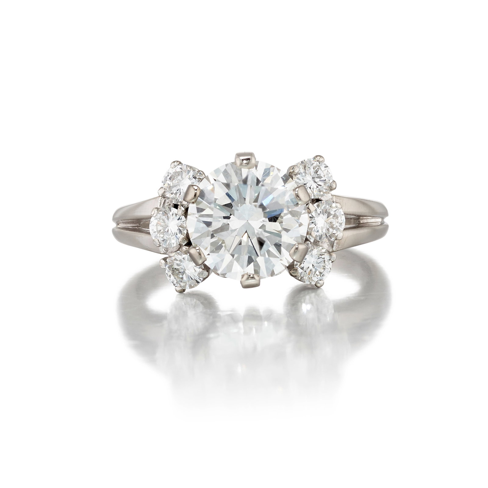 AN 18K WHITE GOLD AND DIAMOND RING (1 of 1)