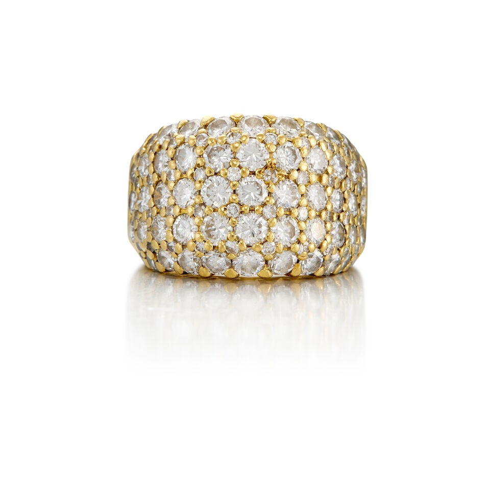 18K YELLOW GOLD AND DIAMOND RING: 18K YELLOW GOLD AND DIAMOND RING • Numerous round brilliant cut diamonds weighing approximately 2.60 carats total • Size 4 1/4 • Estimated gross weight: 9.5 grams Footnotes: OVERALL 
