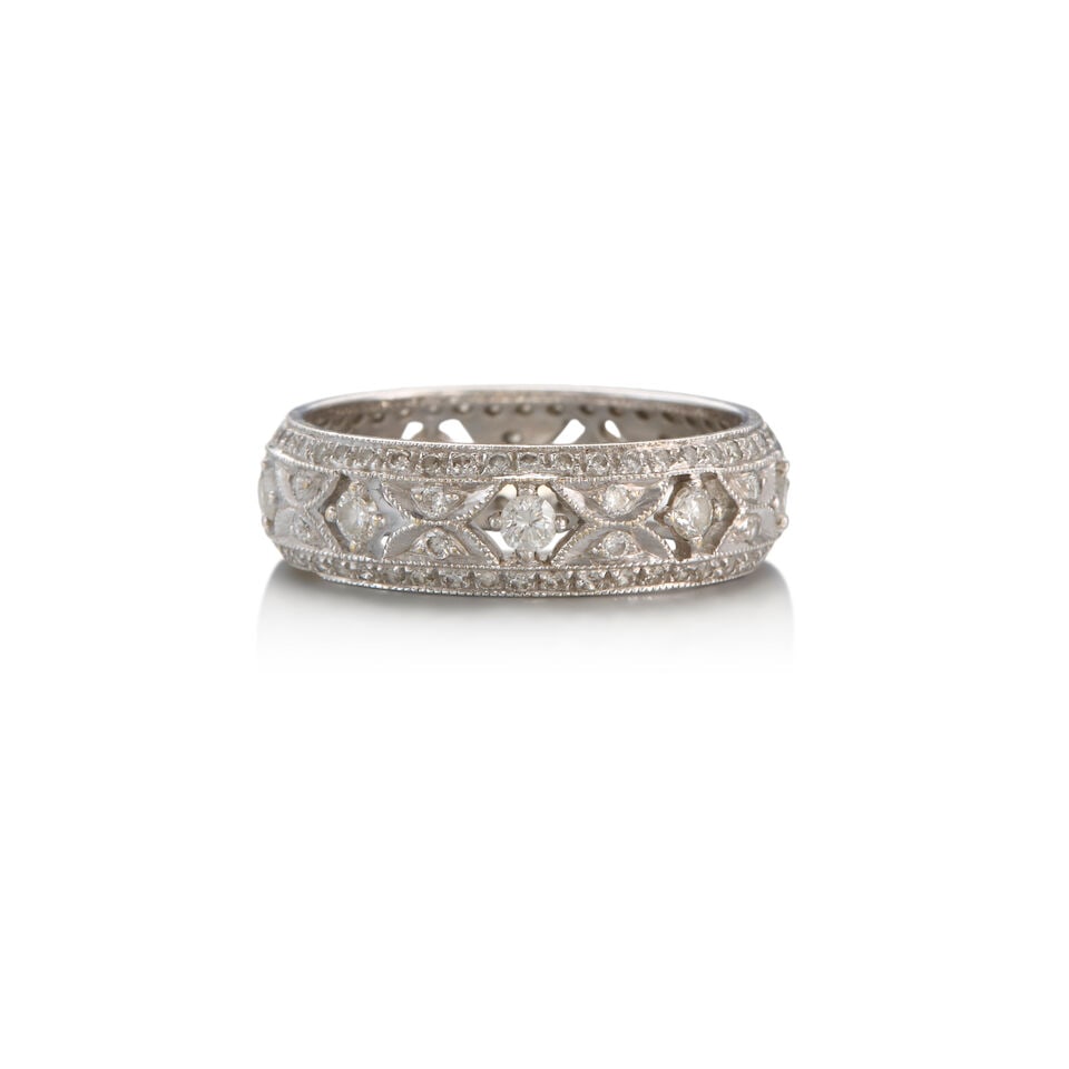 18K WHITE GOLD AND DIAMOND RING (1 of 2)