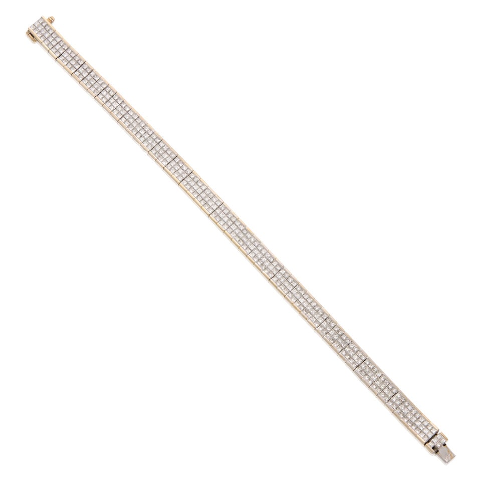 18K WHITE GOLD AND DIAMOND BRACELET: 18K WHITE GOLD AND DIAMOND BRACELET • Numerous square shaped diamonds weighing approximately 6.34 carats total • Length 7 in. • Estimated gross weight: 32.2 grams Footnotes: OVERALL