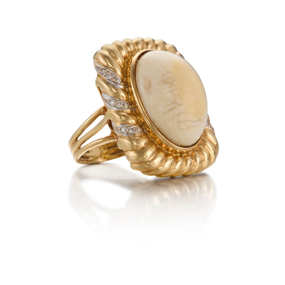 14K YELLOW GOLD, CORAL, AND DIAMOND RING - 2