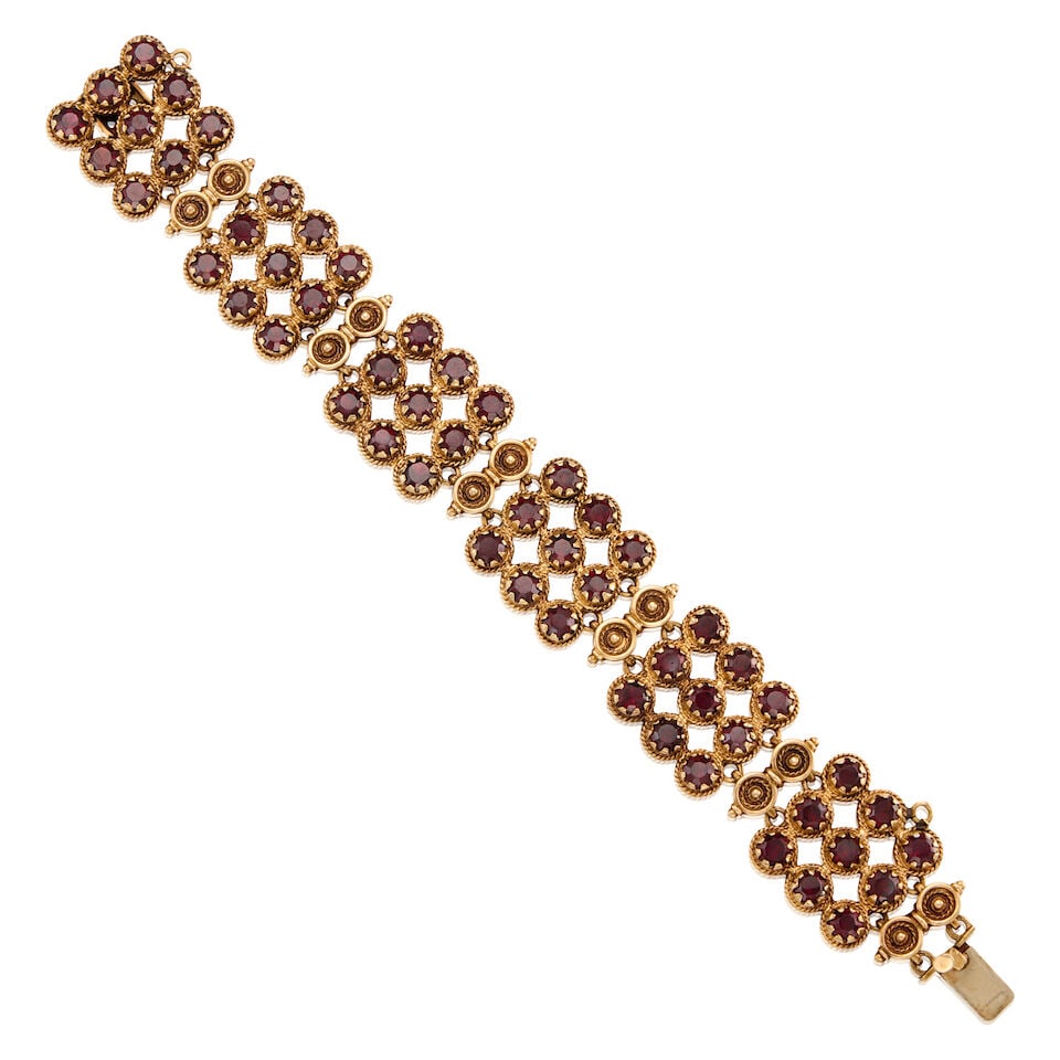 A GOLD AND GARNET BRACELET (1 of 2)