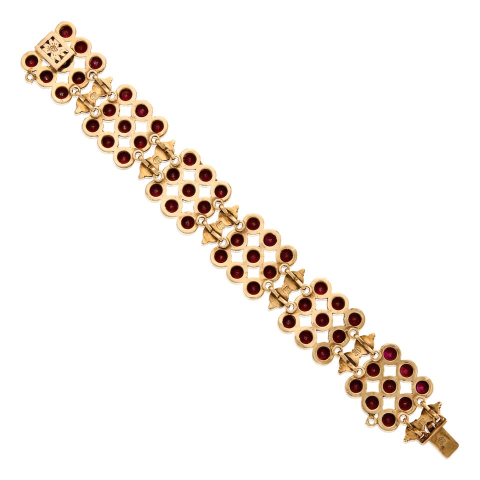 A GOLD AND GARNET BRACELET - 2