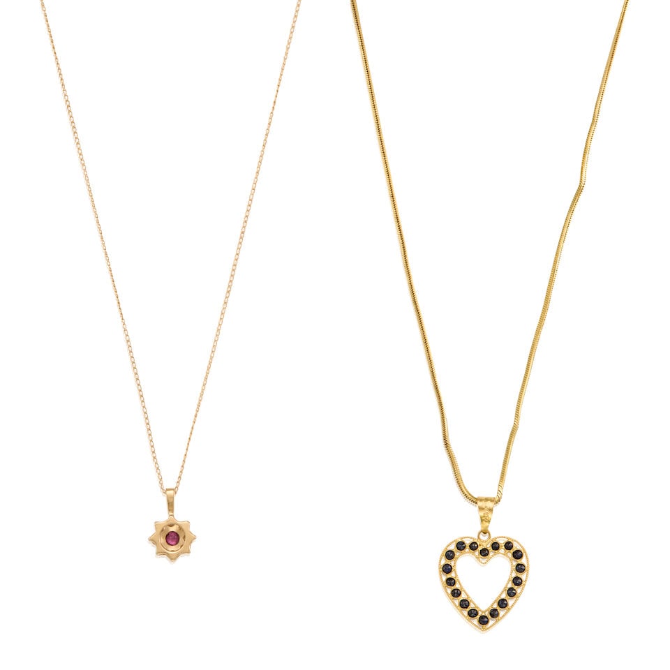 A GOLD, SAPPHIRE, RUBY AND DIAMOND PENDANT WITH CHAIN - 2