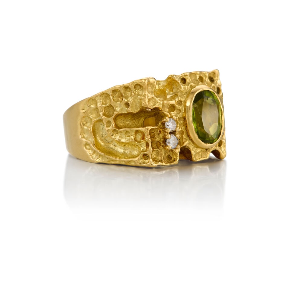 AN 18K GOLD, PERIDOT AND DIAMOND RING - 2