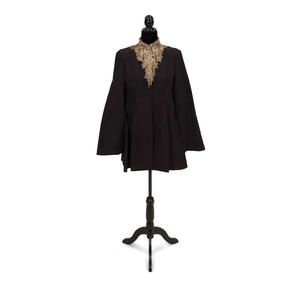 AN ALEXANDER MCQUEEN BEADED BLACK CAPE WORN TO THE 56TH ANNUAL GRAMMY AWARDS Sarah Burton, 2013/...: AN ALEXANDER MCQUEEN BEADED BLACK CAPE WORN TO THE 56TH ANNUAL GRAMMY AWARDS Sarah Burton, 2013/2014 No production tag or marked size. Footnotes: Worn to the 56th Annual Grammy Awards at the Staples C