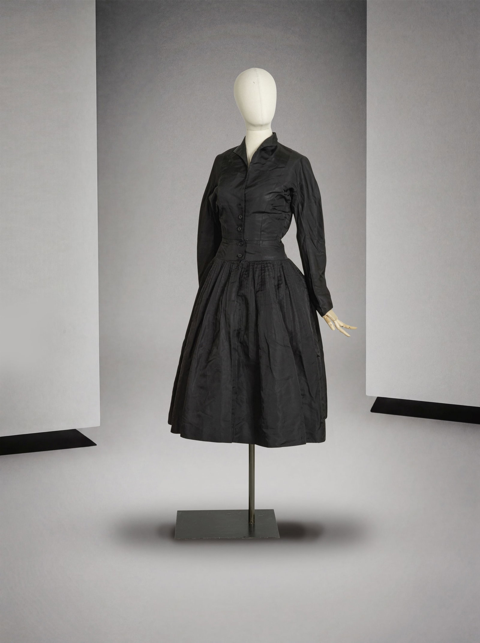 Pierre Balmain, collection Haute Couture, circa 1950. Robe de petit diner en reps de soie noir. ...: Pierre Balmain, collection Haute Couture, circa 1950. Robe de petit diner en reps de soie noir. Pierre Balmain, Haute Couture collection, circa 1950. Black silk rep dinner dress. Création: Pierre