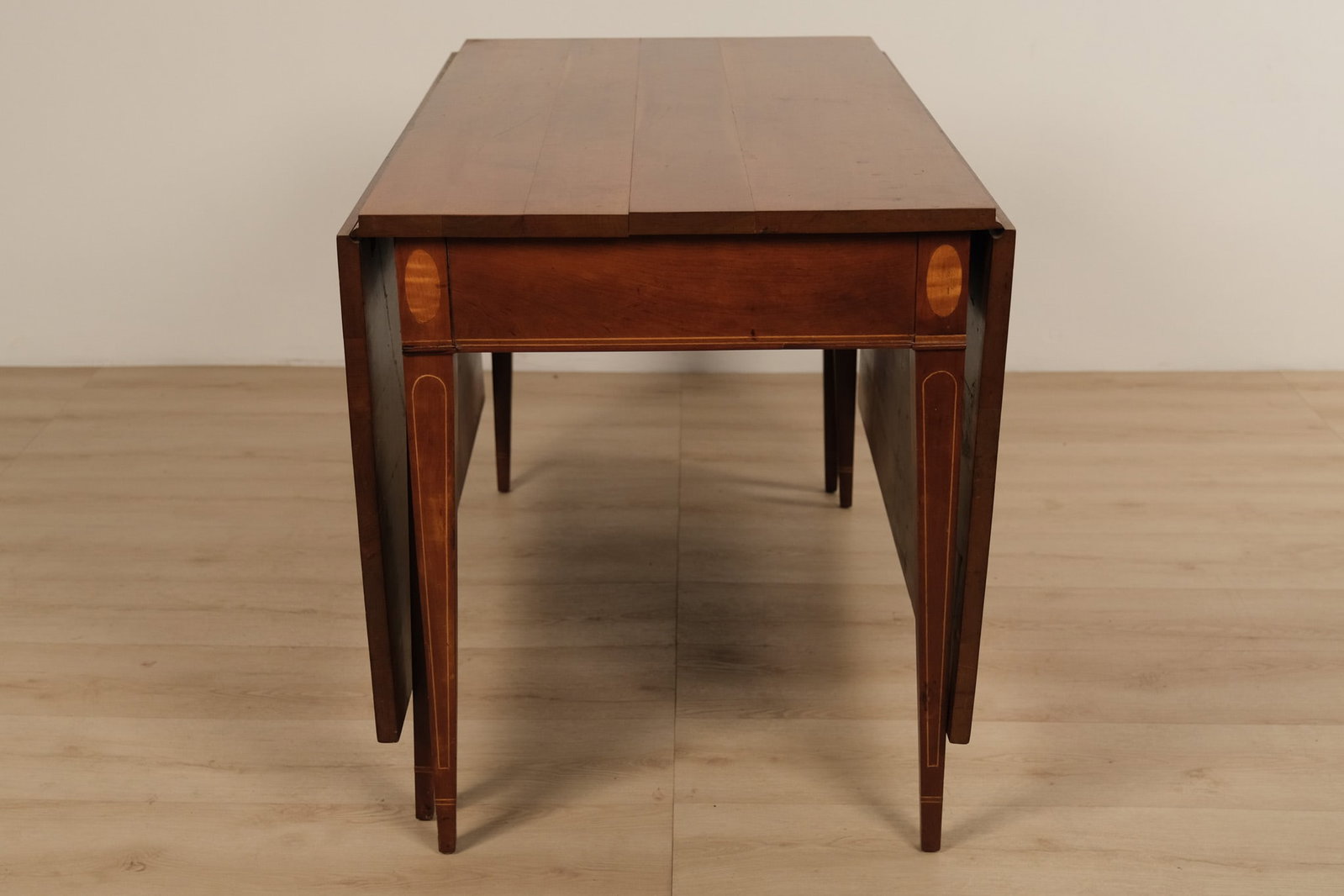 Hepplewhite style cherry drop leaf dining table, c. 18th century - 4