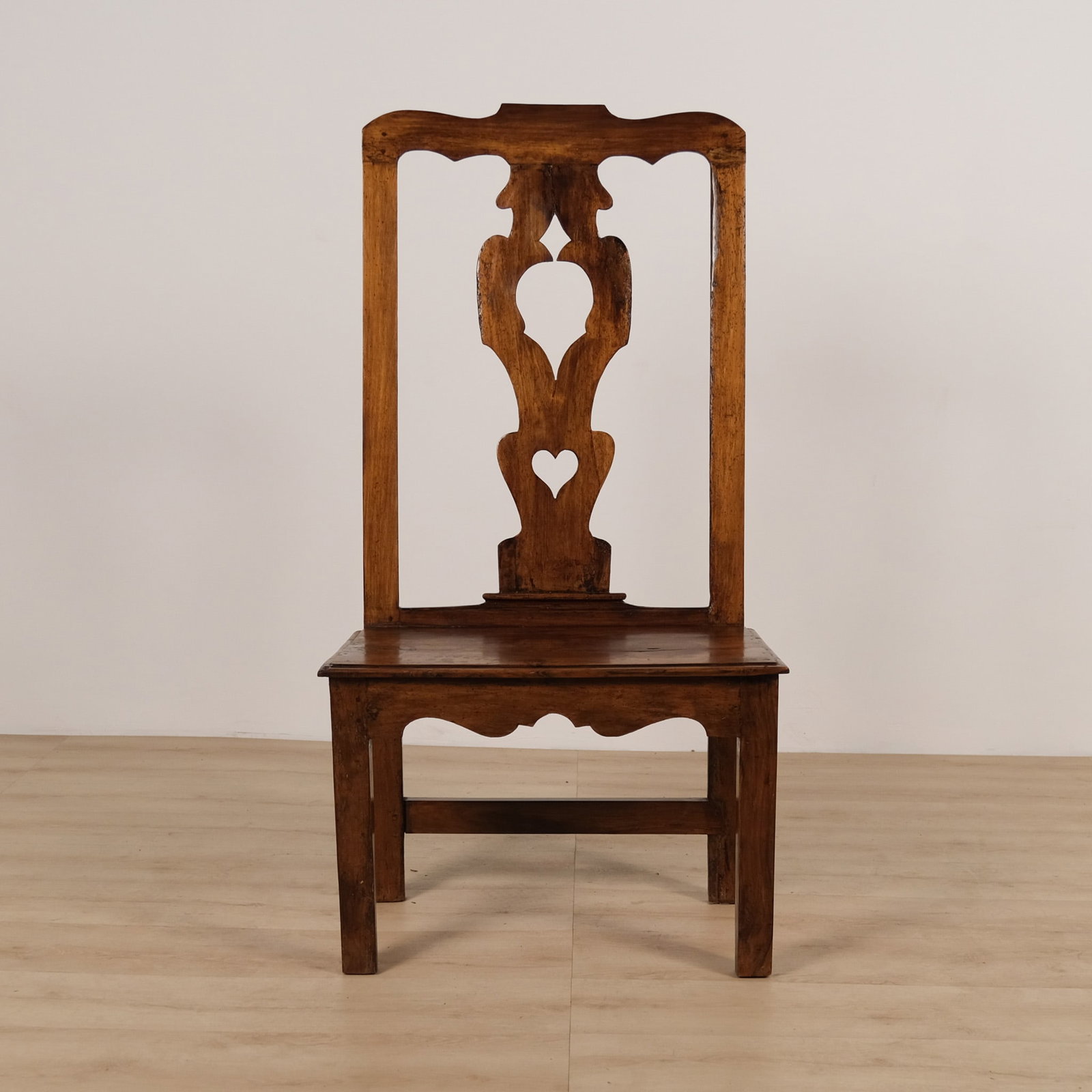 Antique Italian Seggiolone Noce - Monumental Walnut Chair: Impressive Italian walnut seggiolone featuring a tall, dramatically raked ladder back with a shaped crest rail above a pierced central splat carved with an open heart motif. The seat is set above a