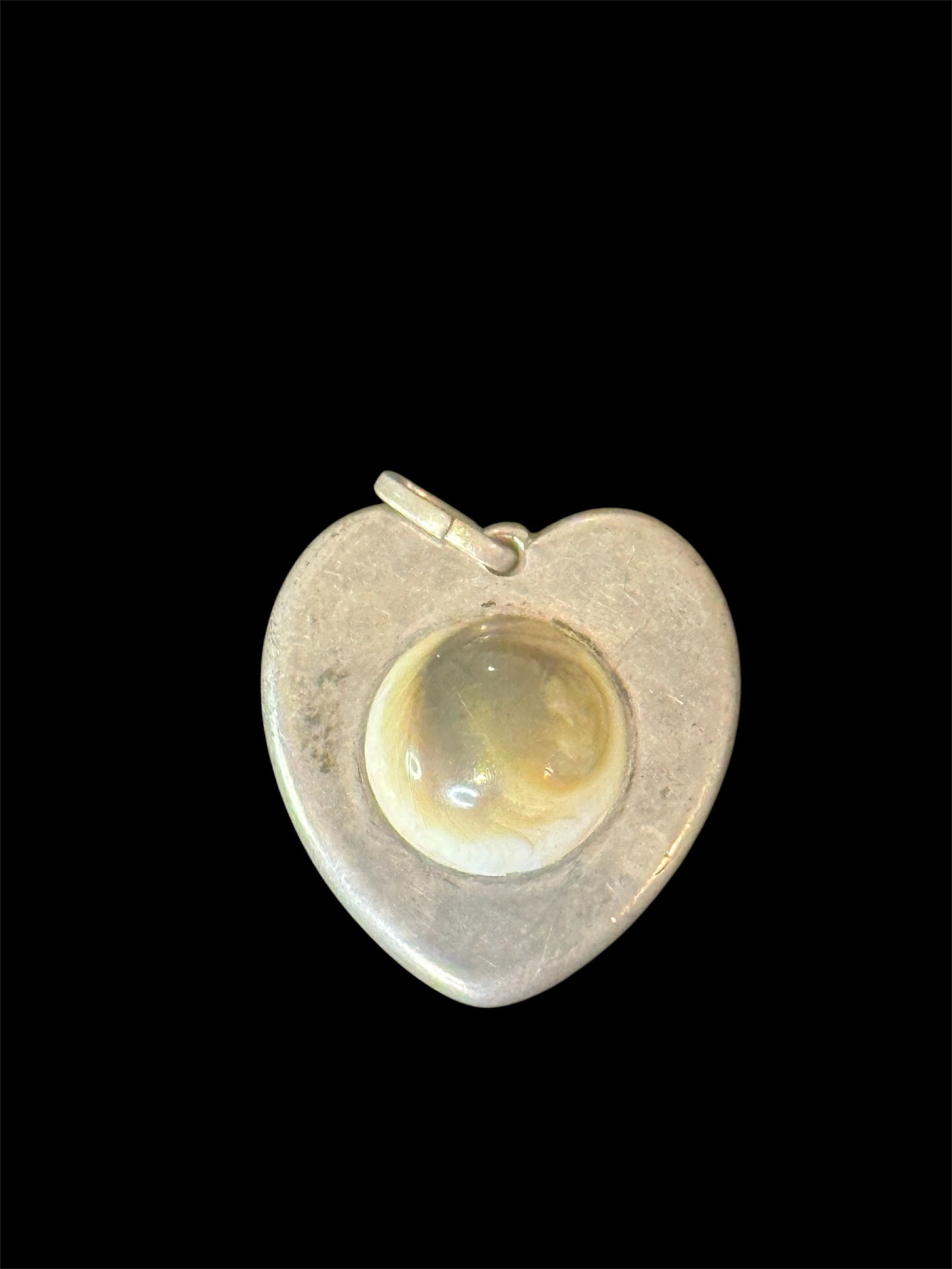 Vintage Mexican sterling silver heart pendant: Vintage Mexican sterling silver heart pendant with a shell cabochon inlay.