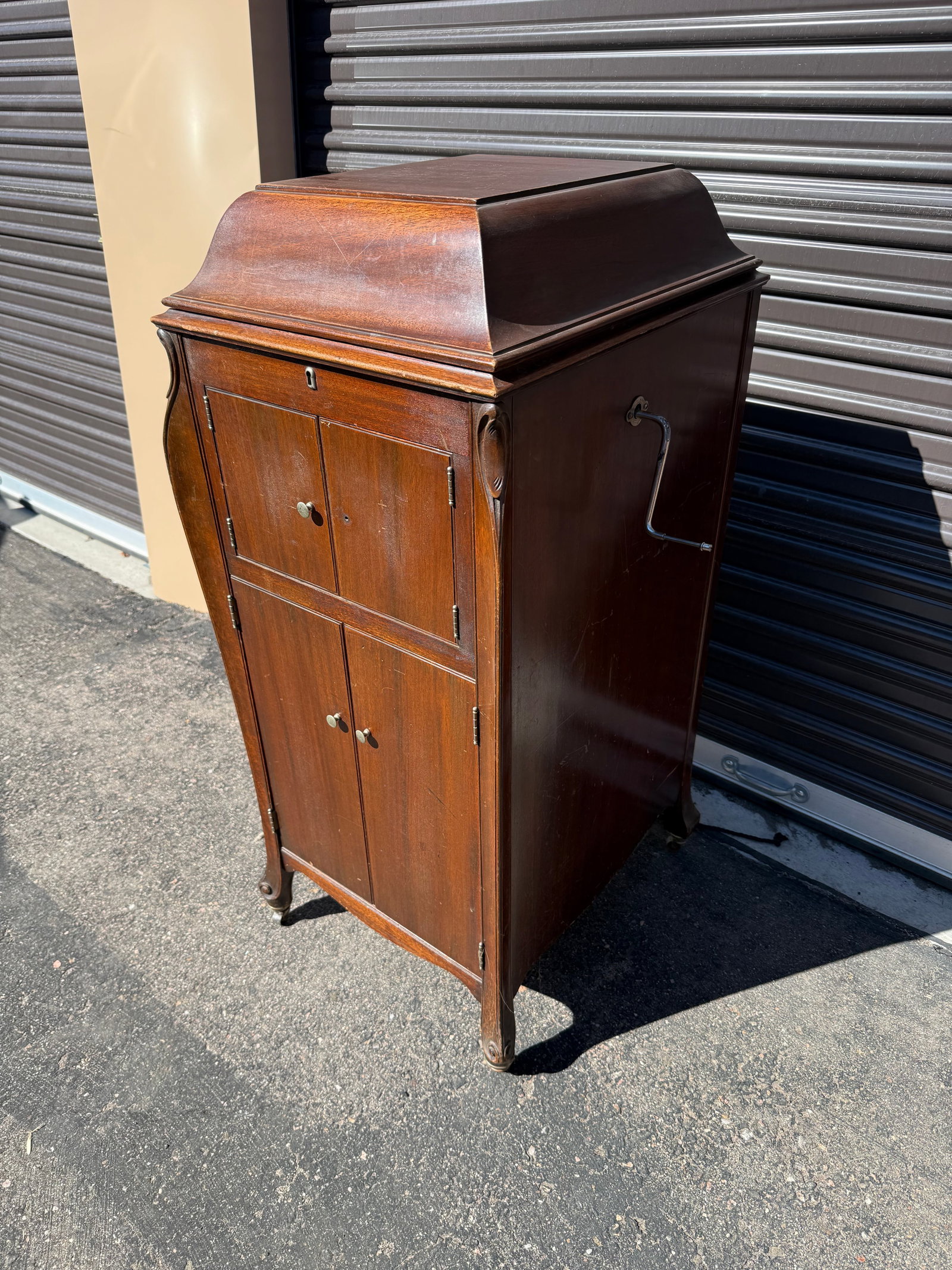 Victor Talking Machine: Victrola VVXI. Has extra needles, crank parts and all casters. Missing key and one door pull. Platter does wind and spin.