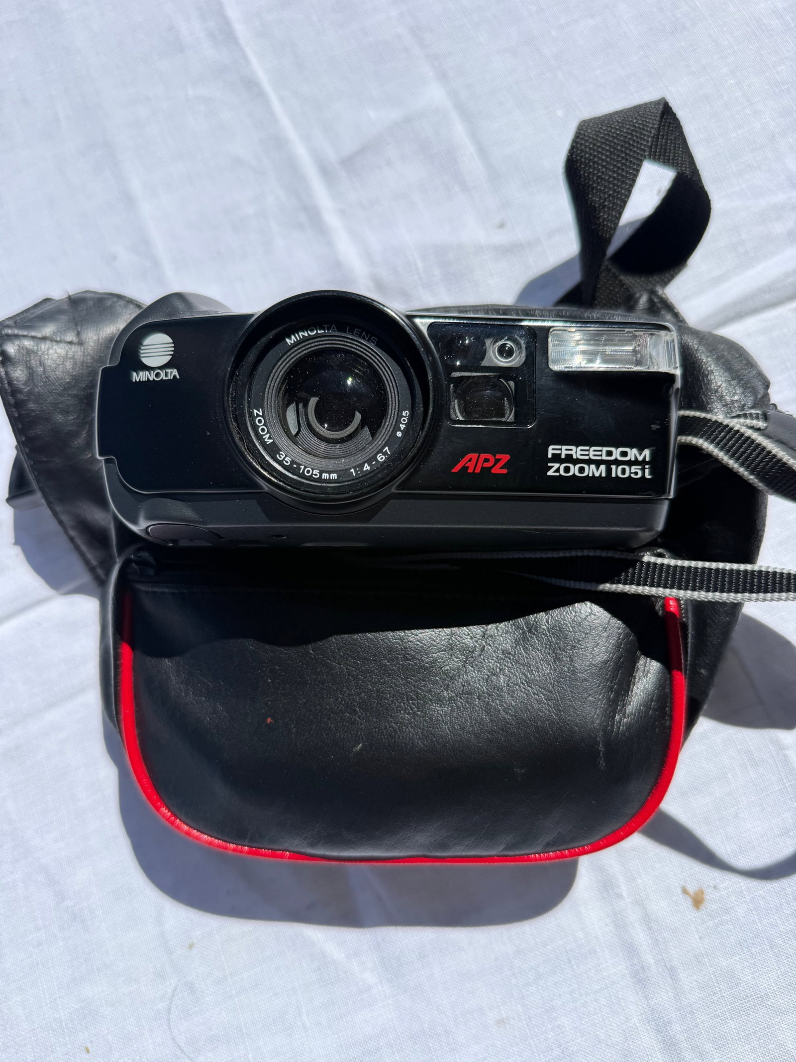 Minolta 105I: Minolta Freedom Zoom 35mm camera. As shown. Untested.