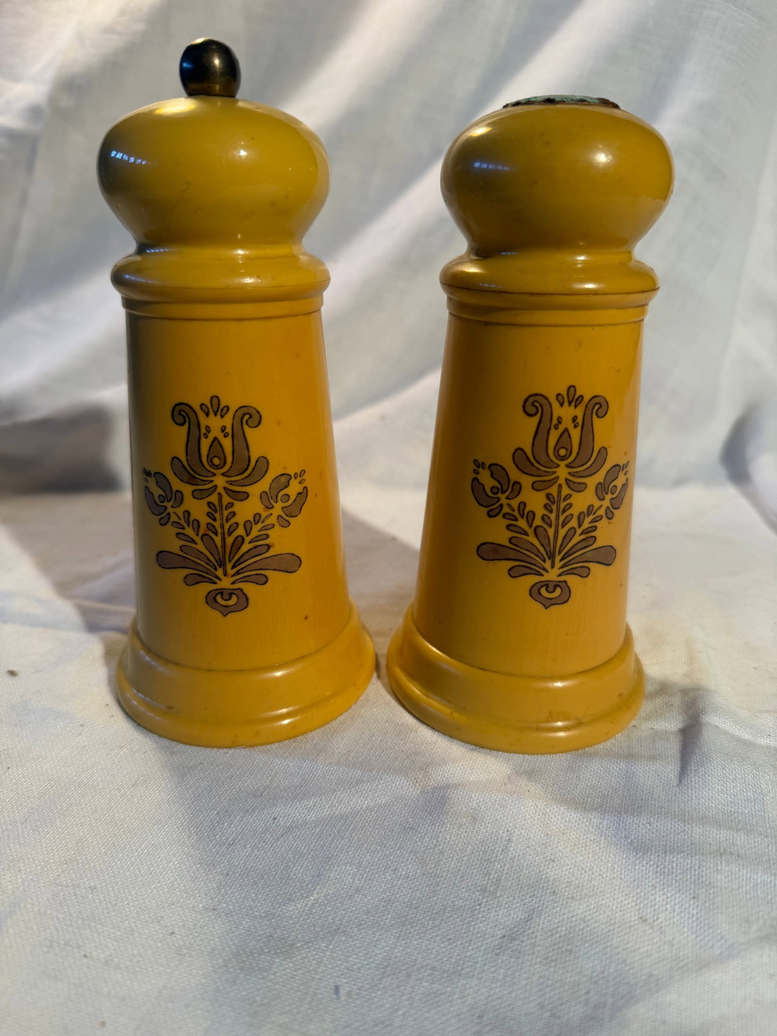 Pfaltzgraff Ceramic Plastic Salt and Pepper: 6in x 3in. Some corrosion as pictured
