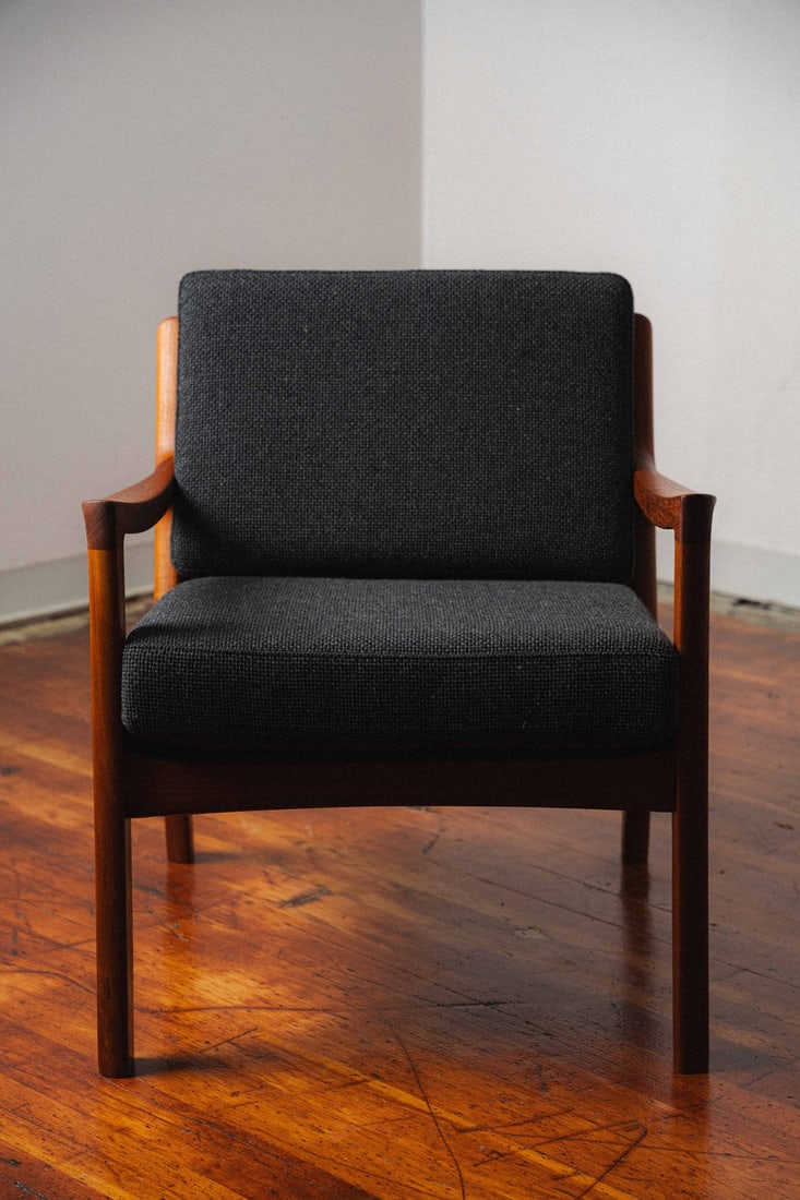 Senator Series Chair by Ole Wanscher for France and Son, Reupholstered, Danish Modern: Presenting a Senator Series chair by Ole Wanscher, produced by France & Son of Denmark, an exemplary work by one of the most distinguished and intellectually rigorous furniture designers of the