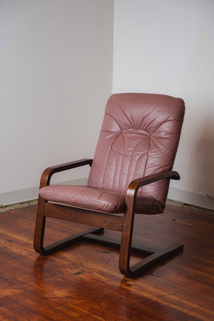 Rosewood Westnofa Style Bentwood Chair: Presenting a rosewood bentwood chair in the Westnofa style, a refined example of mid-century Scandinavian seating design inspired by the distinguished Norwegian manufacturer celebrated for its
