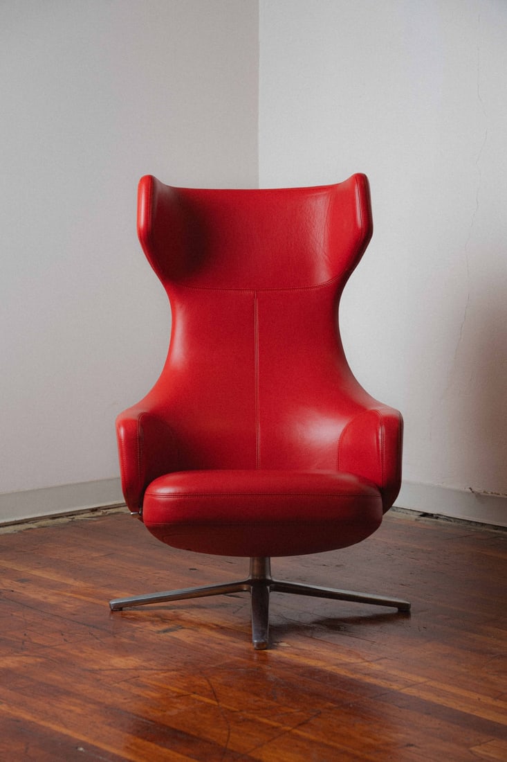 Grand Repos Chair by Antonio Citterio for Vitra: Presenting the Grand Repos Chair, designed by Antonio Citterio for Vitra. Citterio is a leading figure in contemporary Italian design, renowned for his refined approach to furniture, architecture,