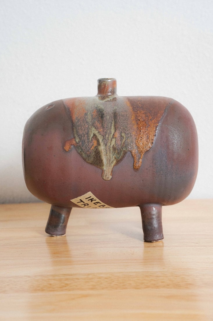 Japanese Footed Ikebana Vase, Tripod, mid 1900s: Presenting a footed ikebana vase in tripod form, dating to the mid-20th century, a beautifully resolved ceramic vessel from the Japanese tradition of purpose-made flower arranging ware whose