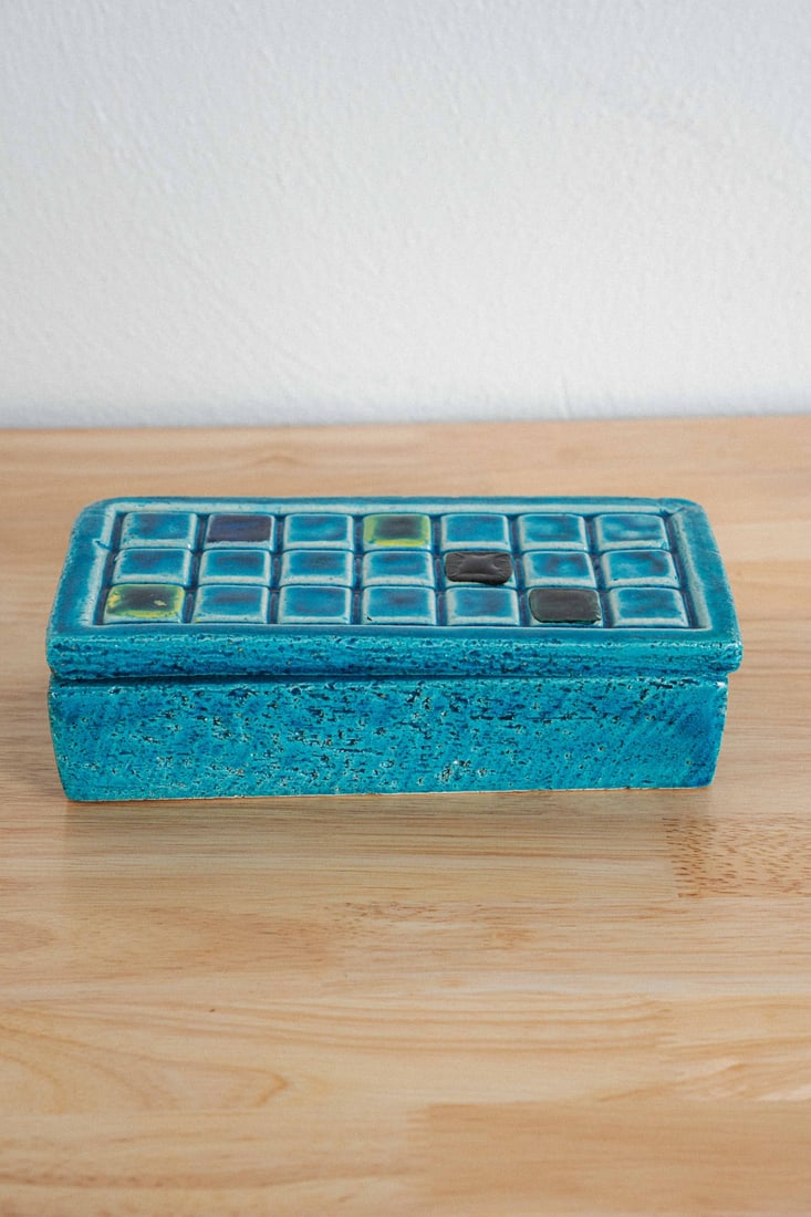 Bitossi Trinket Box, Rimini Blue, Italy, 1950s: Presenting a Bitossi trinket box in the iconic Rimini Blu glaze, produced in Italy in the 1950s, a jewel-like example of one of the most celebrated and recognizable decorative ceramic finishes of the