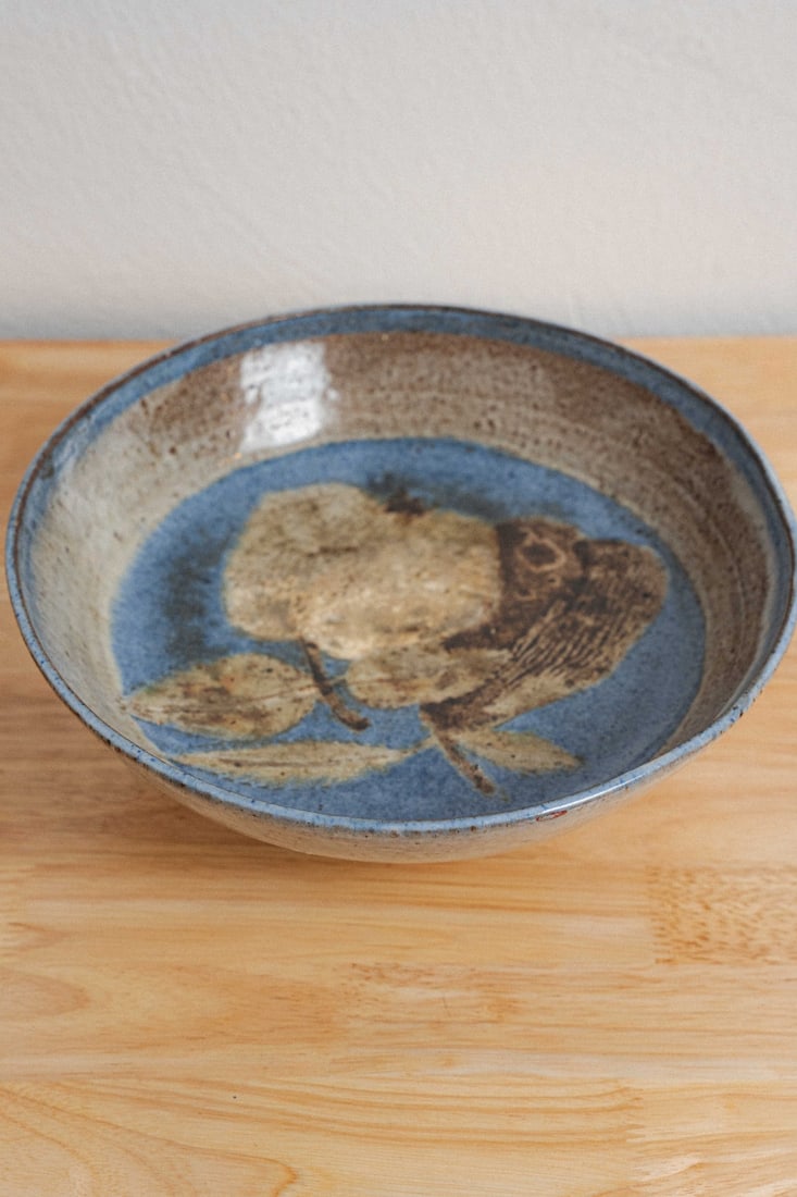 Marguerite Wildenhain (1896 - 1985) Pond Farm Footed Bowl, Stoneware, Bauhaus: Presenting a footed stoneware bowl by Marguerite Wildenhain (1896–1985), produced at her legendary Pond Farm pottery in Guerneville, California, a work of profound historical significance by one of