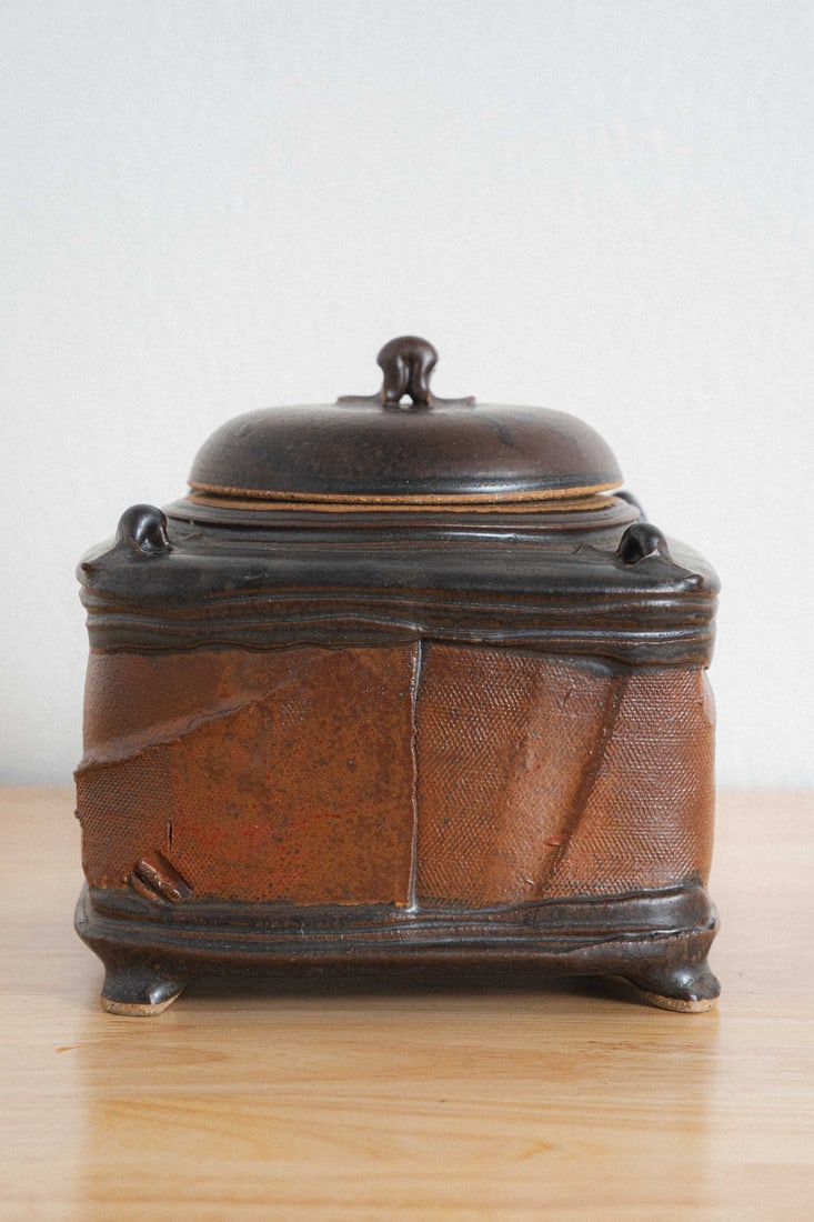 Charles Gluskoter, Lidded Ceramic Box, c. 1980s: Presenting a lidded ceramic box by Charles Gluskoter, dating to circa the 1980s, a refined example of American studio ceramics from a period of remarkable creative vitality and experimentation in the