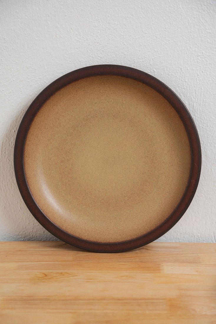 Heathware Stoneware Platter & Plate, 1960s: Presenting a Heathware stoneware platter and plate, produced by Heath Ceramics of Sausalito, California in the 1960s, exemplary pieces from one of the most beloved and enduring American studio pottery