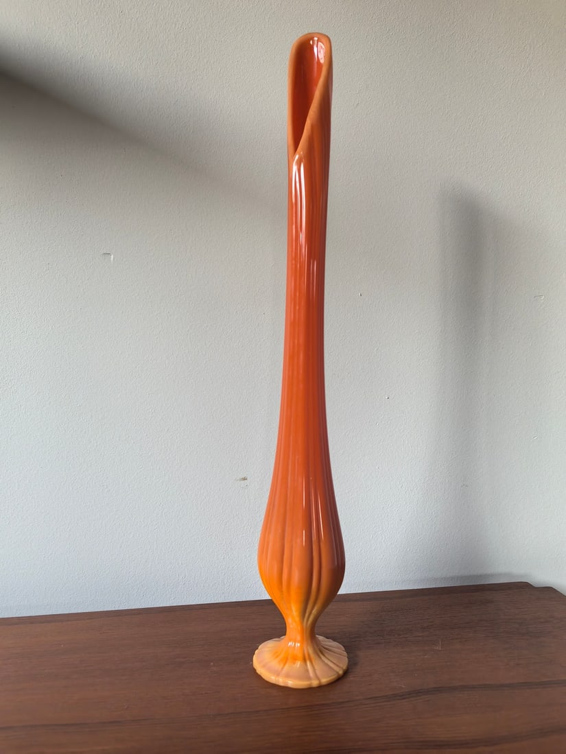 1960s L.E. Smith Bittersweet Orange 19' Swung Glass Vase: Swung art glass vase from the 1960s by L.E. Smith. It is very tall and unique. It has a footed base and is ribbed. It is an . It’s measures