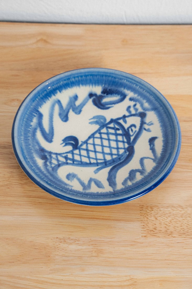 Louis Mideke, Bellingham, WA, PNW, Porcelain Fish Plate: Presenting a porcelain fish plate by Louis Mideke, produced in Bellingham, Washington, a delightful and rare figurative departure from the more austere vessel forms for which this pioneering Pacific