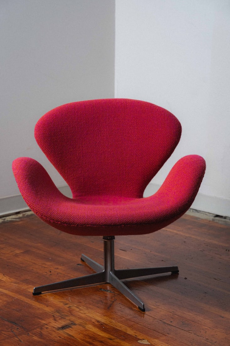 Swan Chair by Arne Jacobsen (Danish 1902-1971) for Fritz Hansen, Reupholstered (1 of 10)