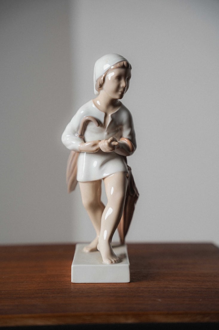 Henning Seidelin, Royal Copenhagen Bing & Grondahl Porcelain Figurine #2055, The Sandman walking: Presenting a porcelain figurine by Bing & Grøndahl, crafted in Denmark. B&G, founded in 1853, is renowned for its high-quality porcelain, delicate modeling, and hand-painted finishes, producing figur