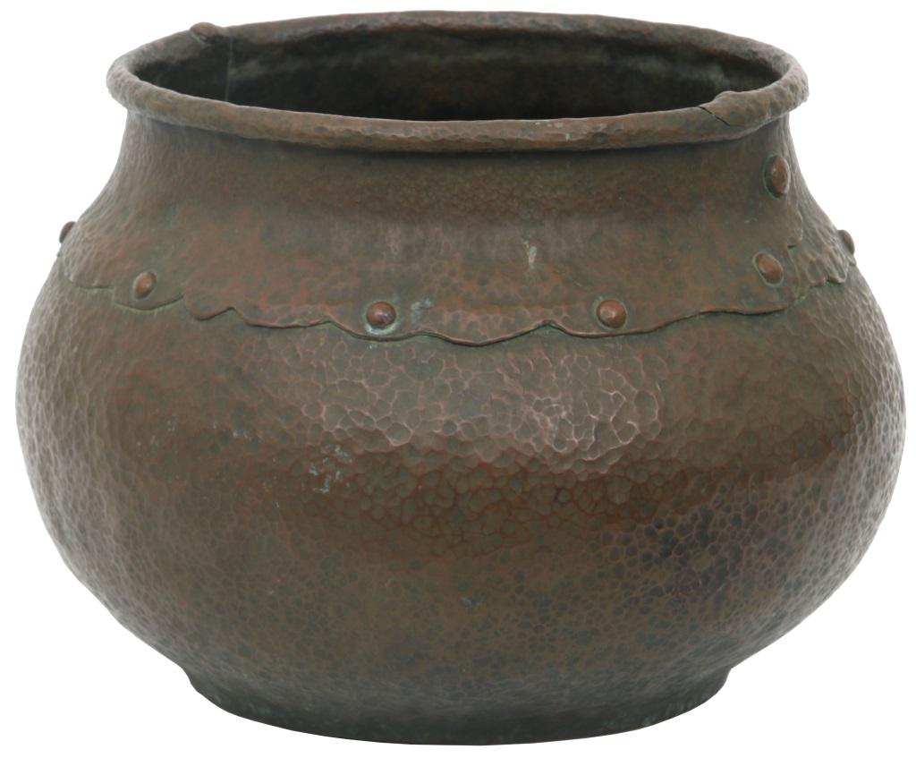 Gustav Stickley Copper Jardinere: Gustav Stickley jardiniere in hammered copper has a scalloped top border and original dark patina; signed on the underside with impressed joiners compass mark. 8 in. high x 11 1/2 in. diameter.