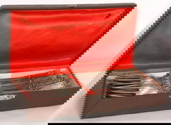 Set of 6 Russian Silver Forks by Gustav Klingert S: Set of 6 Russian Silver Dinner Forks by Gustav Klingert . In original case, the weight totals at 19.42 oz (17.7 ozt) and each fork is 8" long. 84 Zo. mark and makers mark of silversmith Gustav Gustavo