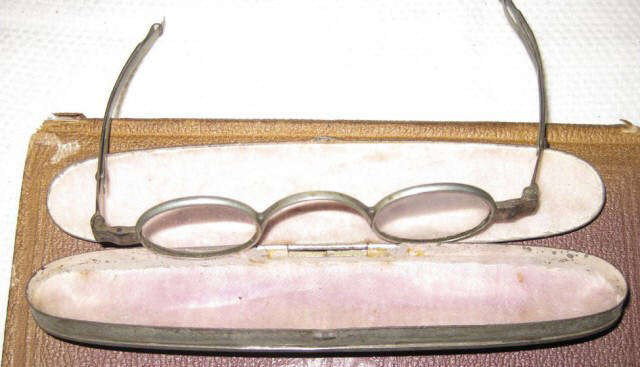 Civil War Soldiers Eyeglasses and Case: Civil War Soldiers Eyeglasses and Case Recovered from Antietam in Northern Virginia. Excellent battlefield relic that was very personal to its owner. Glasses and felt lined case are in fantastic condi