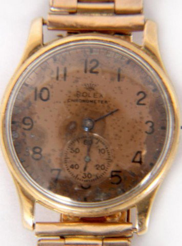18K Gold Rolex Chronometer Wristwatch: Man's round 18K gold Rolex Chronometer Wristwatch with Rolex gold expansion band, 18 jewel movement, broken stem and no crown. This watch is 33 MM in diameter, 40 from lug to lug and the lug ID is 18M