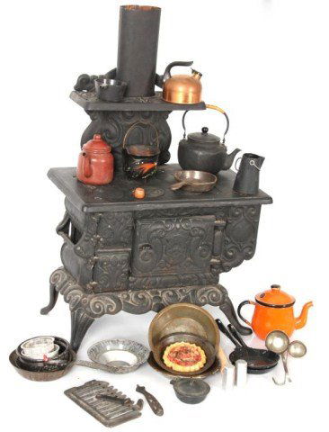 Favorite Sampler Cast Iron Stove: Favorite Sampler Cast Iron Stove. In very good overall condition with various assorted stove top accessories. 27 in. high x 18 in. x 10 in.