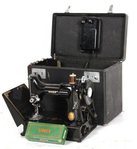 Singer Featherweight Sewing Machine: Singer Featherweight Sewing Machine. In very good condition, original case with accessories. Case is 11.5 in. high x 14.5 in. x 8.5 in.