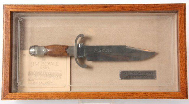 Jim Bowie Franklin Mint Collectors Knife: Jim Bowie Franklin Mint Collectors Knife. Carved walnut handle with steel pommel, cross guard and blade. In original oak display case with presentation tag and collectors certificate. Knife is 13.5 in