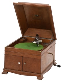 Victor Talking Machine Co. Oak Victrola, Model VV-IX-A