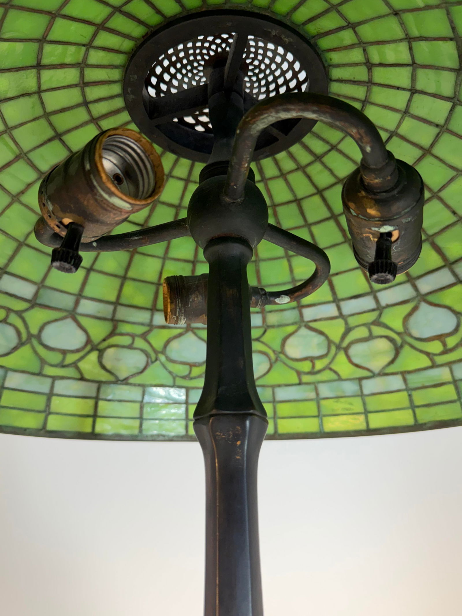 Tiffany Studios "Vine Border" Table Lamp - 4