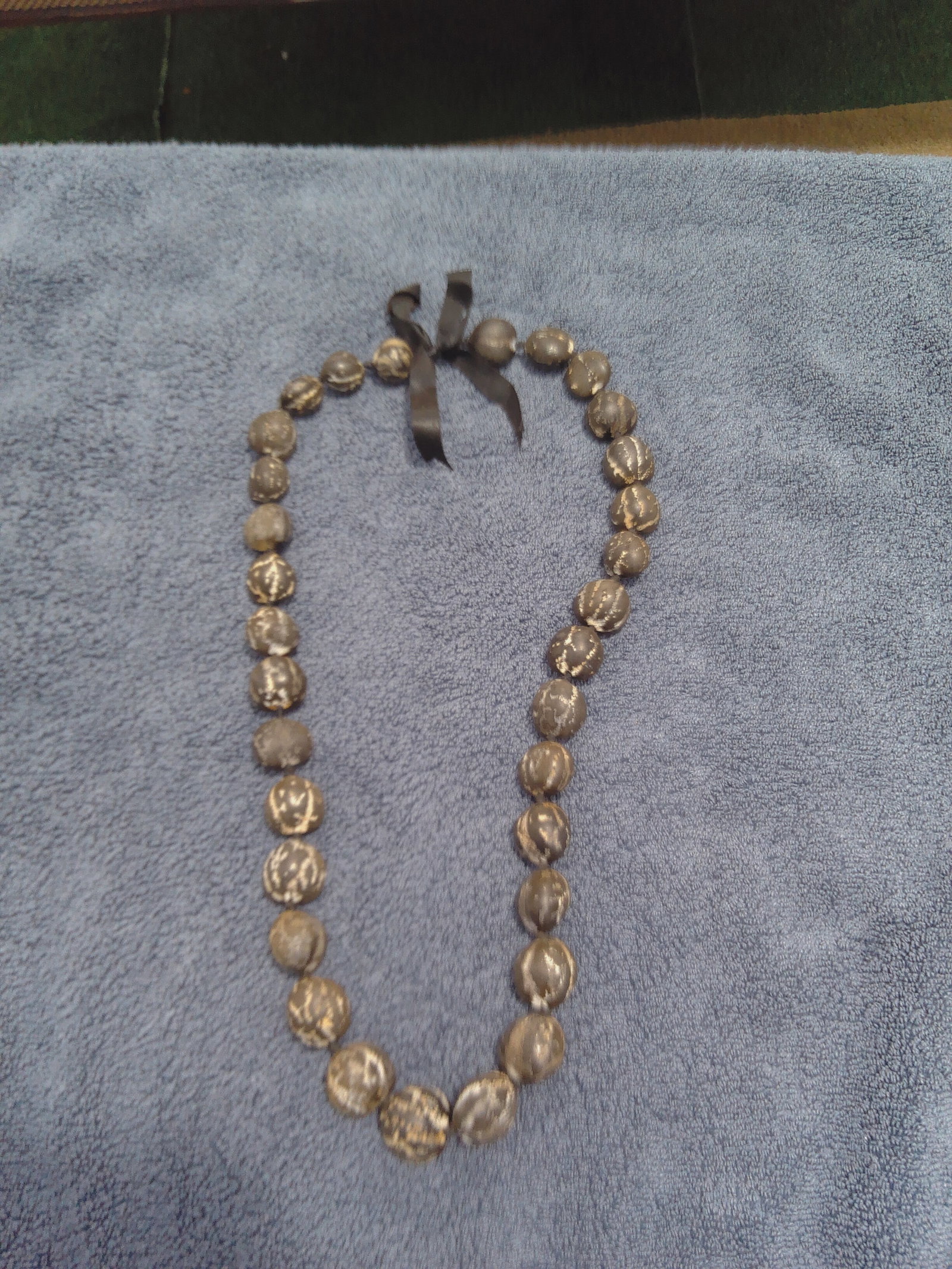 Jills Coins and Collectibles: This Beautiful Handmade Hawaiian Kukui Nut Lei. Made from the Candlenut Tree. This beautiful lei's are commonly worn for Celebratory Occasions. You can make this one part of your next special occasion