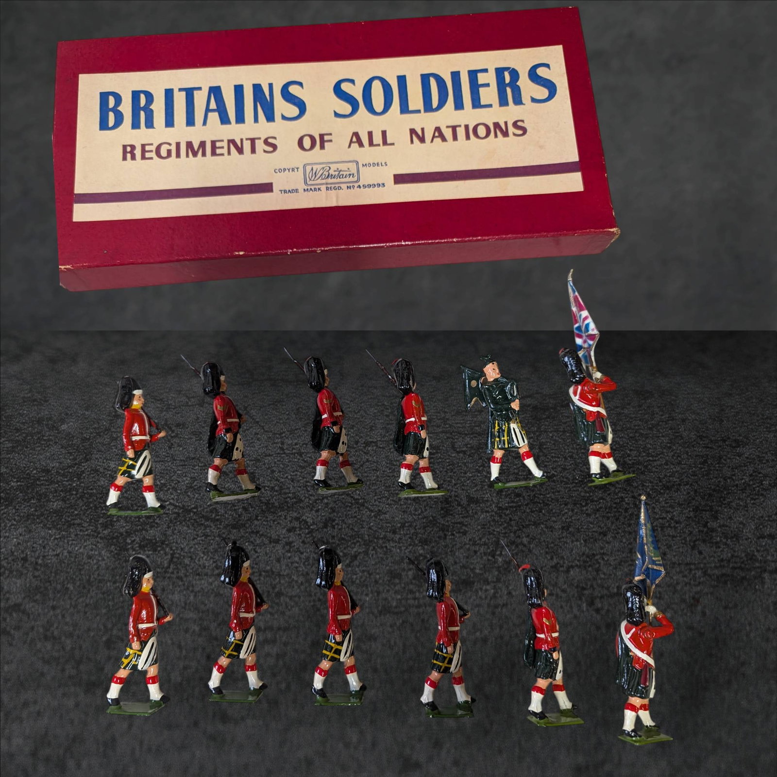 Britains Soldiers Blackwatch Color Party Set No. 2111, Made in England (1 of 9)