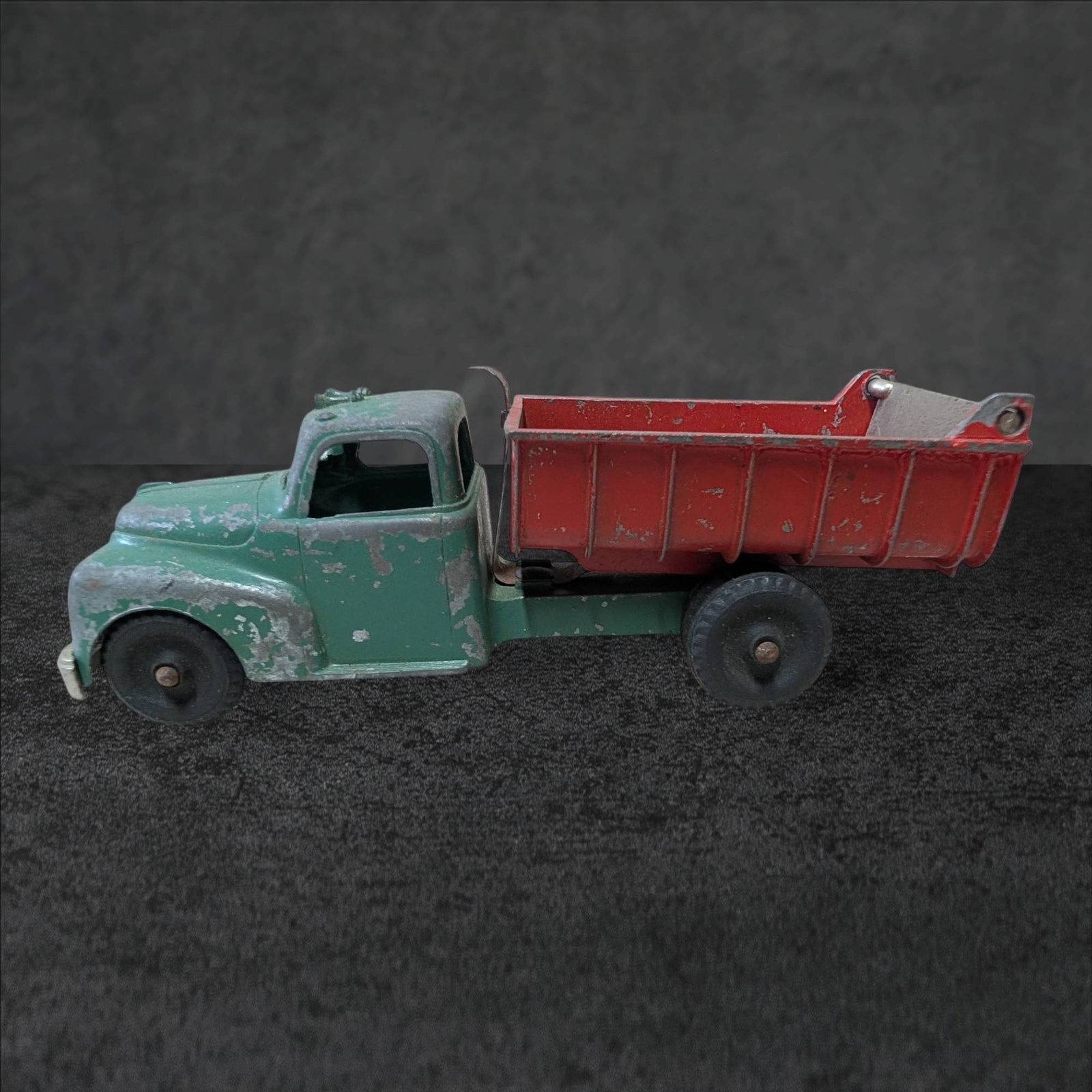 Vintage 1950s Hubley Kiddie Toy Green and Red Dump Truck with Lever (1 of 6)