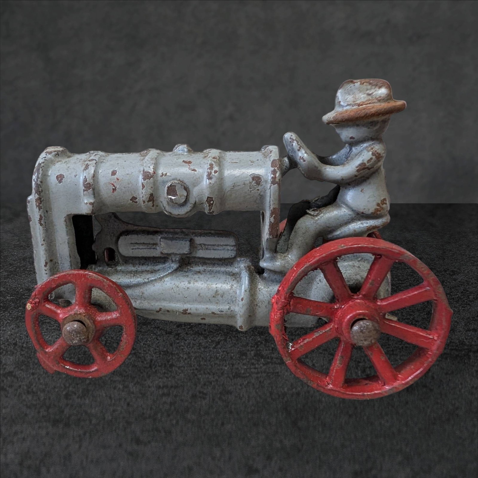 Arcade Cast Iron â€˜Fordsonâ€™ Toy Tractor with Driver and Red Spoke Wheels (1 of 3)