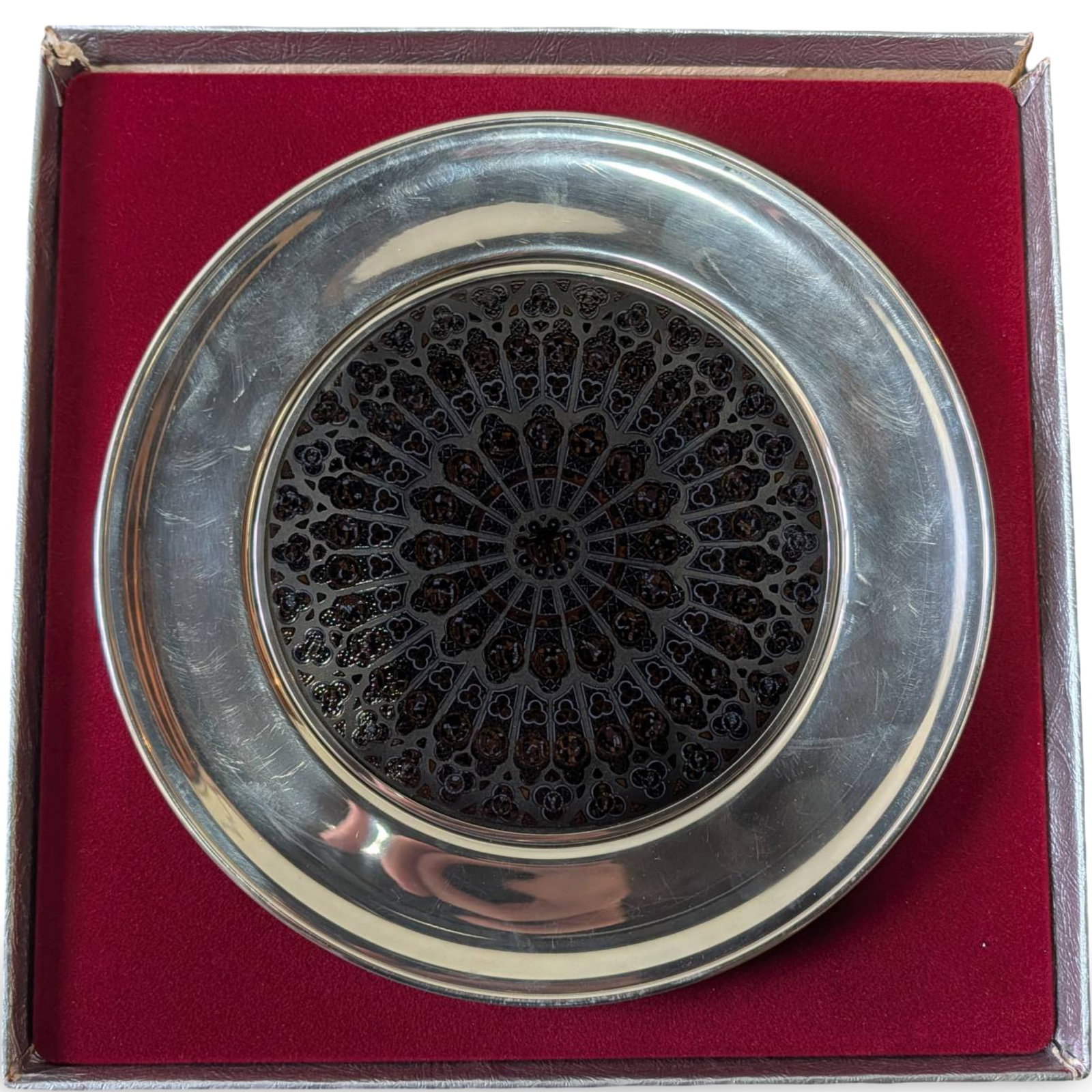 1991 Distinguished Peter Plate Featuring Notre Dame West Rose Window Design, 10-Inch Diameter: A 10-inch diameter plate with a polished metallic finish and a detailed representation of the Notre Dame Cathedral's West Rose Window at its center. Produced by the U.S. Historical Society in 1991, th