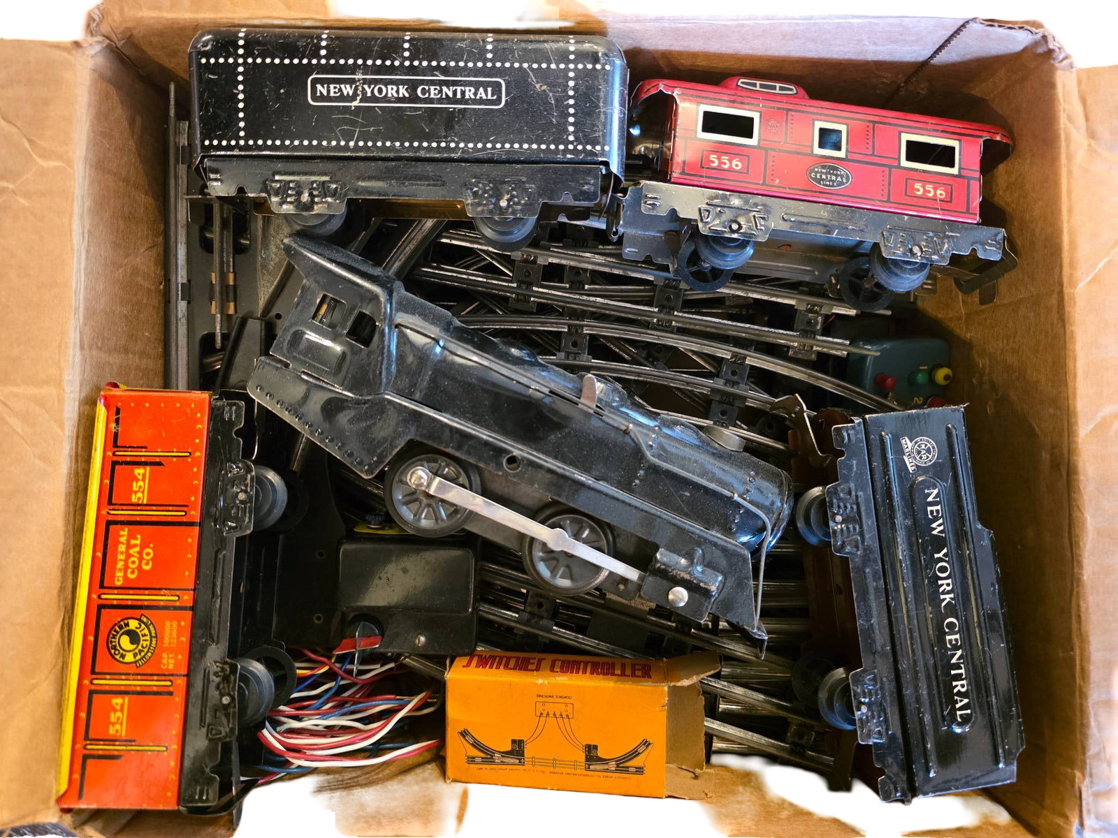 Post-War Lionel O-Gauge Model Train Set with Locomotive, Cars, and Tracks (1 of 7)