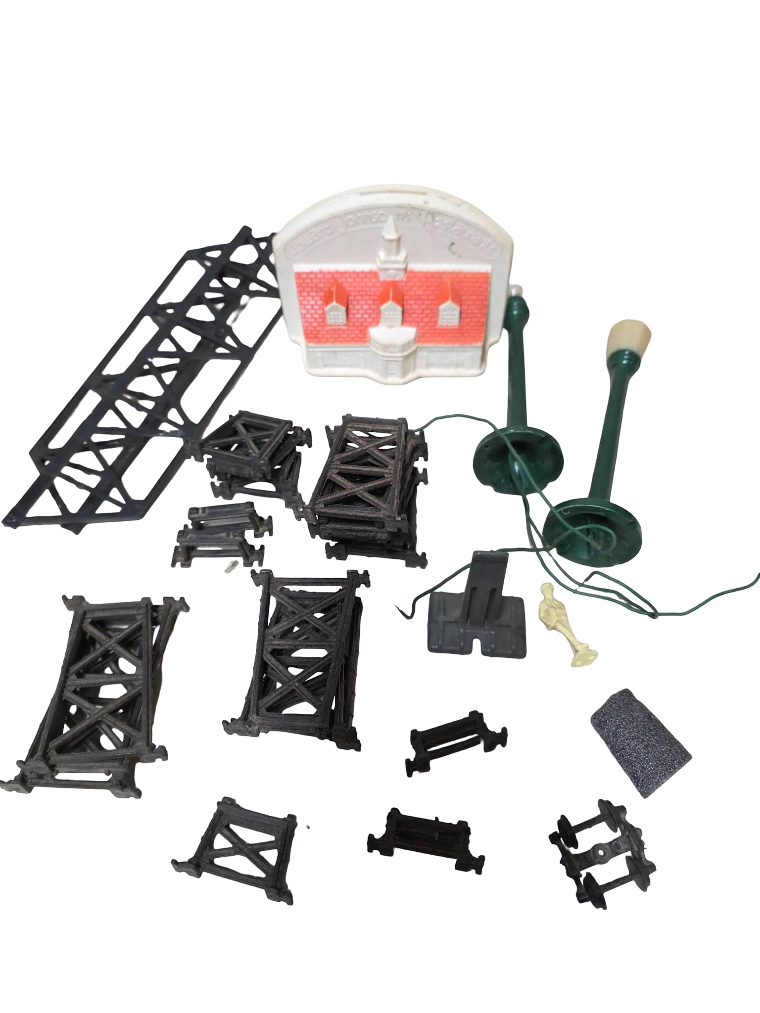 Howard Johnson’s Plastic Model Building, Bridge Frames, and Lamp Posts: A vintage Howard Johnson’s plastic model building (approximately 5? by 5?), multiple plastic bridge frame pieces of various sizes (largest approximately 7? long), and two green plastic street light
