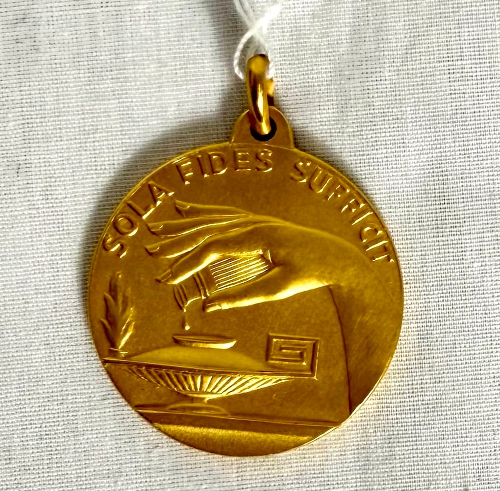 18K Citta Del Ragazzo Gold Medal award (21.1 Grams): Citta Del Ragazzo Gravitelli Messina Gold Medal award 2 1/2 inches long by 2 1/2 inches wide by 1 1/2 inches within case