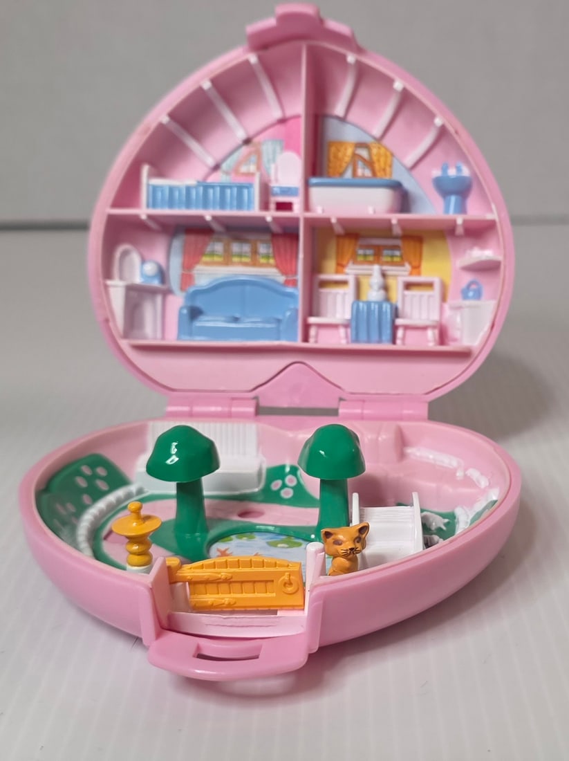 1989 Bluebird Polly Pocket Country Cottage Heart Compact w/ Cat Figure: 1989 Bluebird Polly Pocket Country Cottage heart-shaped compact playset. Opens to multi-room home interior and garden area. Includes the original cat figure. Used vintage condition with normal play we