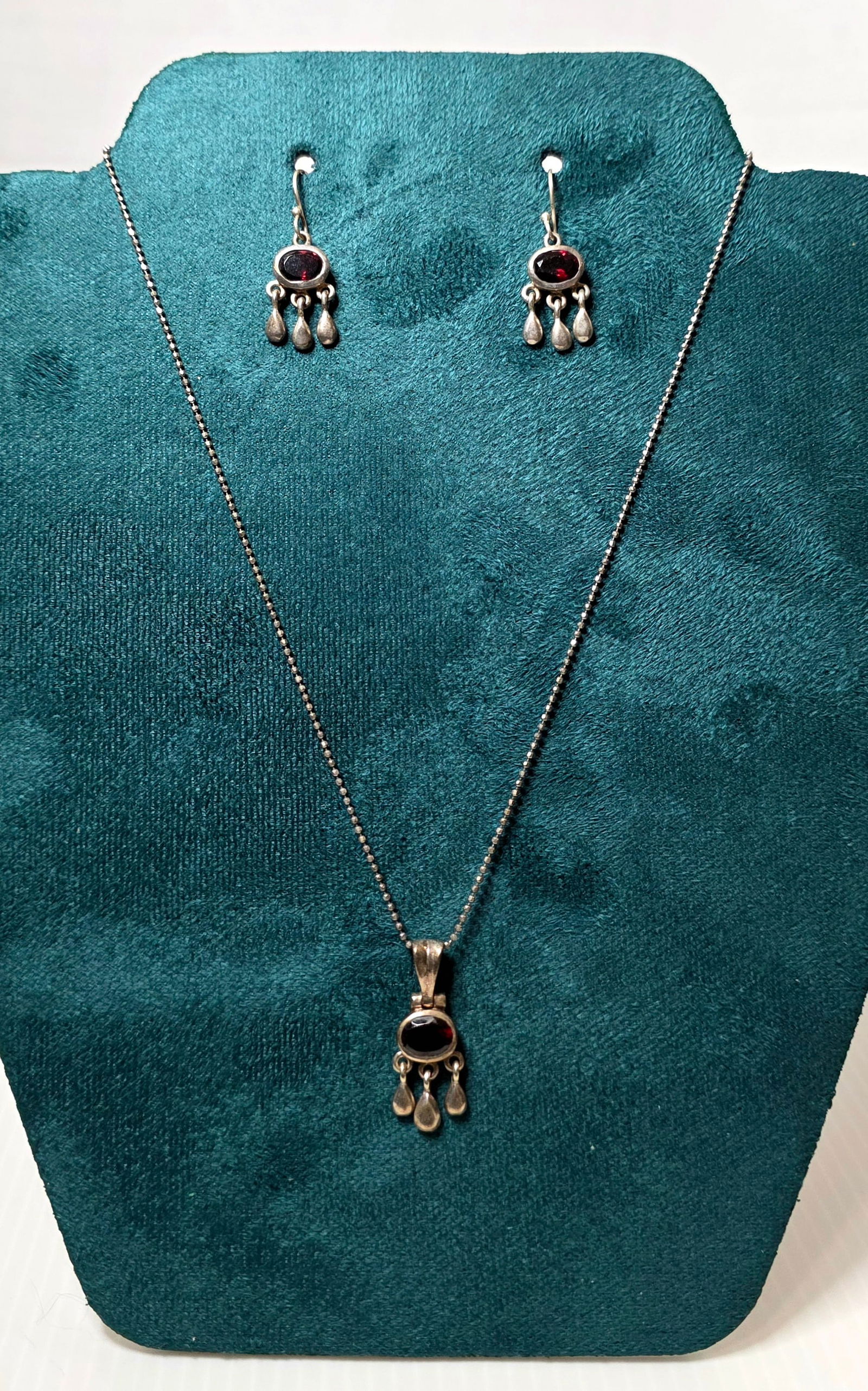 Vintage 925 Italy Sterling Silver Garnet Color Necklace & Dangle Earrings Set: Vintage sterling silver necklace and matching dangle earrings set. All pieces marked 925 Italy. Features oval garnet colored stones with drop accent detailing. Stones untested. Necklace includes sterl