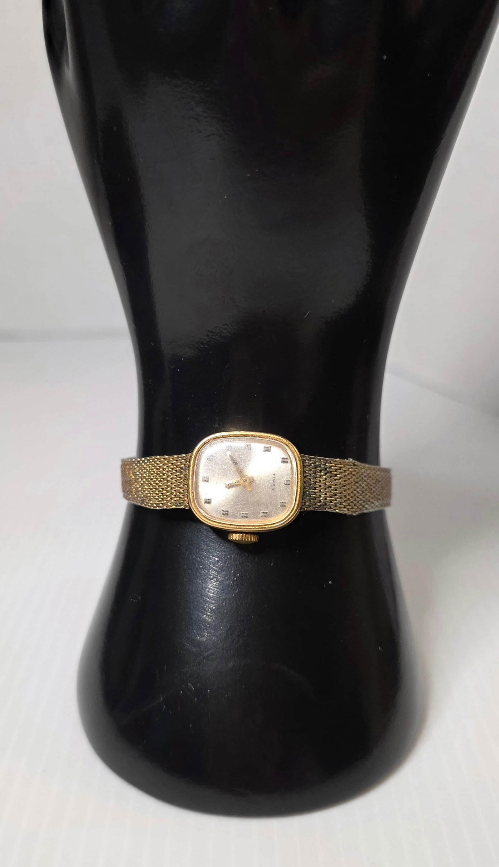 Vintage Timex Ladies Mechanical Wind Dress Watch Gold Tone Mesh Band 1960s 1970s: Vintage Timex ladies mechanical wind dress watch. Gold tone case with rounded square shape and silver tone dial featuring simple hour markers. Manual wind mechanical movement. Gold tone mesh bracelet